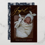 Carte De Vœux En Aluminium Joyeuse Calligraphie Holiday Foil Faire-part de na<br><div class="desc">Bleu foncé Joyeuse Élégante Calligraphie Bébé Photo Vacances Gold Foil Faire-part de naissance avec un motif de Noël sur arrière - plan bleu au dos de la carte.</div>