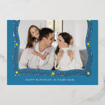 Carte De Vœux En Aluminium Joyeux cadre Hanoukka de lumière photo<br><div class="desc">Une couronne de feuilles brillants en feuille de papier et des points abstraits de lumière encadrent votre photo pour une carte Hanoukka classique. N'oubliez pas de personnaliser cette carte avec vos noms et votre message personnel au verso.</div>
