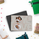 Carte De Vœux En Aluminium Joyeux géométrique moderne Amour Gris Rose Or<br><div class="desc">Un design moderne avec une fine feuille d'or estampillée. Le Phrase JOY & LOVE est subtil composé d'une image avec une forme circulaire à la place du "O" et J Y L V E bloquent la feuille estampillée tout pour un look chic et élégant.</div>
