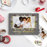 Carte De Vœux En Aluminium Joyeux Noël Charcoal Gold Élégant Script<br><div class="desc">La carte de vacances "Joyeux Noël" présente un design de feuilles de verdure fleurie et de baies avec un élégant texte de salut et cadre en or réel moderne autour de l'image. Personnalisez le texte simple avec une signature de famille et l'année, et choisissez d'inclure un message supplémentaire au verso...</div>