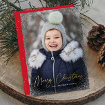 Carte De Vœux En Aluminium Joyeux Noël moderne photo<br><div class="desc">Souhaitez à vos amis et à votre famille un Joyeux Noël avec un mignon carte photo de vacances! La carte comporte votre photo verticale avec des flocons de neige subtils bordant la carte. "Joyeux Noël" s'affiche dans un script de papier doré tendance avec le nom de votre famille ci-dessous. La...</div>