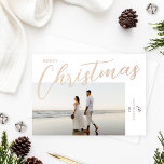 Carte De Vœux En Aluminium Joyeux Noël moderne Rose Gold Script Photo<br><div class="desc">Cette carte de vacances chic "Joyeux Noël" propose un design unique et minimaliste avec une photo de paysage et une typographie de script moderne et élégante en papier or rose. Personnalisez le simple nom de famille ou signature de famille et l'année, et choisissez d'inclure un message supplémentaire au verso de...</div>
