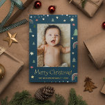 Carte De Vœux En Aluminium Joyeux Noël Moderne Scandi Bleu Photo personnalisé<br><div class="desc">Montrez une photo de famille mémorable en customisant l'image sur cette carte de vacances Modern Joyeux Noël, arrière - plan bleu foncé avec scandi illustration art de pin, étoiles et arc-en-ciel. Véritable feuille d'or rehausser l'apparence de cette carte. Envoyez une carte spéciale cette saison avec votre nom de famille et...</div>
