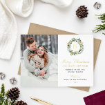 Carte De Vœux En Aluminium Joyeux Noël Photo Hiver Verdure Monogramme<br><div class="desc">Cette élégante carte de vacances Joyeux Noël et Joyeux Nouvel An comporte une photo portrait à côté d'une belle aquarelle fleurie couronne de verdure d'hiver avec un monogramme personnalisé en feuille d'or initial. Le texte élégant comprend le texte "Notre nouvelle maison pour les fêtes" ainsi que votre nouvelle adresse. Un...</div>