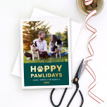 Carte De Vœux En Aluminium Joyeux Pawlidays moderne Gold Green Chien Chien Ch<br><div class="desc">Un carte photo de vacances festif pour les nouveaux animaux de compagnie et les amoureux d'animaux de compagnie dispose d'une photo préférée de votre(s) meilleur(s) ami(s) furry(s) avec un texte moderne et amusant "Happy Pawlidays" sur le thème du chien dans l'impression de papier doré réel avec un accent empreinte de...</div>