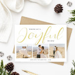 Carte De Vœux En Aluminium Joyful Modern Gold Script Photo Collage<br><div class="desc">Cette carte de Noël "Joyeuse" personnalisée chic dispose d'une disposition unique et d'un design minimaliste avec 3 espaces photo à l'avant et une typographie de script moderne et élégant en feuille d'or véritable. Personnalisez le simple nom de famille ou signature de famille et l'année, et choisissez d'inclure un message supplémentaire...</div>