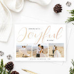 Carte De Vœux En Aluminium Joyful Modern Rose Gold Script Photo Collage<br><div class="desc">Cette carte de vacances "Joyful" personnalisée dispose d'une disposition unique et d'un design minimaliste avec 3 espaces photo à l'avant et une typographie de script moderne et élégant en feuille d'or rose. Personnalisez le simple nom de famille ou signature de famille et l'année, et choisissez d'inclure un message supplémentaire au...</div>