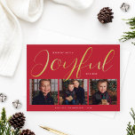 Carte De Vœux En Aluminium Joyful Modern Rouge et Gold Script photo Collage<br><div class="desc">Cette carte de Noël "Joyeuse" personnalisée chic dispose d'une disposition unique et d'un design minimaliste avec 3 espaces photo à l'avant et une typographie de script moderne et élégant en véritable feuille d'or avec couleur arrière - plan rouge. Personnalisez le simple nom de famille ou signature de famille et l'année,...</div>