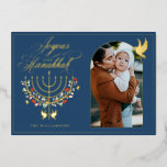 Carte De Vœux En Aluminium Joyous Hanoukka Festive Menorah Candle Photo Blue<br><div class="desc">Joyous Hanoukka, envoyez vos souhaits Hanoukka à votre famille et à vos amis avec notre magnifique carte photo de feuille d'or personnalisable. Notre design présente notre belle menorah dessinée à la main en feuille d'or décorée de belles fleurs festives et de feuilles. Les colombes en feuille d'or sont également intégrées...</div>