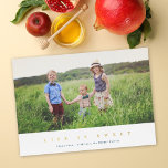 Carte De Vœux En Aluminium La vie est douce, moderne juive Nouvel An Photo Fo<br><div class="desc">Ce carte photo de vacances moderne de Rosh Hashanah dispose d'une photo horizontale avec le message de bienvenue "La vie est douce" en feuille d'or. Sur le dos se trouve un simple arrière - plan bleu marine. Customisez davantage ce design en ajoutant une autre photo et/ou du texte à l'arrière...</div>