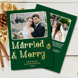 Carte De Vœux En Aluminium Marié Merry Newlysée 1er Noël Photo Green<br><div class="desc">Ce Marié et Joyeux Notre première carte de voeux en feuille d'or 2 photos de Noël en vert forêt est la façon parfaite de célébrer le premier Noël d'un couple marié, avec sa police festive et ses couleurs de vacances classiques, ainsi qu'un message personnalisé au dos. Le message ludique "Marié...</div>
