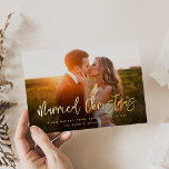 Carte De Vœux En Aluminium Marié Noël Nouveau marié Brush Script Photo<br><div class="desc">Célébrez votre premier Noël en couple marié avec cette carte de mariage de vacances élégante en papier peint. Entièrement personnalisable. Il y a un collage de 2 photos sur le dos pour vous de présenter vos photos préférées et de la place pour votre propre sentiment personnalisé.</div>