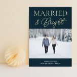 Carte De Vœux En Aluminium Marry Bright Blue Gold Script photo Noël<br><div class="desc">Married Bright Blue Gold Script Photo moderne Script de Noël Real Foil Carte de vacances. Envoyez des voeux de vacances avec des photos à vos proches avec cette carte de vacances Foil moderne et festive. Tous les textes sont pré-arrangés pour que vous personnalisiez facilement et rapidement avec vos propres détails....</div>