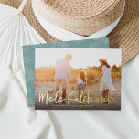 Carte De Vœux En Aluminium Mele Kalikimaka | Photo hawaïenne<br><div class="desc">Chic fond saigné horizontal ou orienté paysage carte photo caractéristiques "Mele Kalikimaka", le salut de Noël hawaïen, en feuille d'or décontracté typographie de script lettré comme une superposition sur votre plage préférée ou photo de vacances. Personnalisez avec votre message de vacances personnalisé, l'année et votre nom de famille en dessous....</div>