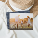 Carte De Vœux En Aluminium Mele Kalikimaka | Photo hawaïenne<br><div class="desc">Chic fond saigné horizontal ou orienté paysage carte photo caractéristiques "Mele Kalikimaka", le salut de Noël hawaïen, en feuille d'or décontracté typographie de script lettré comme une superposition sur votre plage préférée ou photo de vacances. Personnalisez avec votre message de vacances personnalisé, l'année et votre nom de famille en dessous....</div>