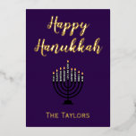 Carte De Vœux En Aluminium Menorah de Hanouka<br><div class="desc">Une belle carte de vœux pour Hanouka, ce design présente "Joyeux Hanouka" sur un beau fond violet. Le centre comporte une menorah avec un espace pour insérer le nom de votre famille en bas. Le dos continue avec le beau fond violet. Il y a un message de bénédictions inclus. Commandez...</div>