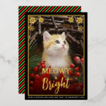 Carte De Vœux En Aluminium Meowy & Bright Cute Cat Photo & Snowflakes Animaux<br><div class="desc">Une carte de Noël en papier peint pour les amoureux de les chats. Il a une partie d'un espace réservé photo d'un chaton gingembre mignon parmi les décorations de Noël rouge et vert. La photo est dans un cadre de feuille d'or, avec des flocons de neige dans les coins supérieurs,...</div>