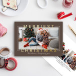 Carte De Vœux En Aluminium Merriest Modern Gold Texte Brown Photo<br><div class="desc">La carte de vacances "Noël le plus joli" présente un format horizontal avec photo de paysage et texte de salut en feuille d'or moderne qui encadre et superpose l'image. Personnalisez le texte du script simple avec une signature de famille et l'année, et choisissez d'inclure un message supplémentaire au dos de...</div>