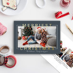 Carte De Vœux En Aluminium Merriest Modern Or Texte Ardoise Bleu Photo<br><div class="desc">La carte de vacances "Noël le plus joli" présente un format horizontal avec photo de paysage et texte de salut en feuille d'or moderne qui encadre et superpose l'image. Personnalisez le texte du script simple avec une signature de famille et l'année, et choisissez d'inclure un message supplémentaire au dos de...</div>