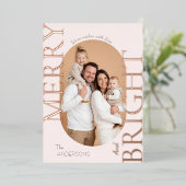 Carte De Vœux En Aluminium Merry & Bright Blush Rose Gold Script (Debout devant)