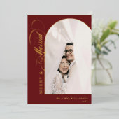 Carte De Vœux En Aluminium Merry & Married Écriture Élégante Photo Rouge Arch (Debout devant)