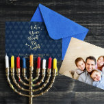 Carte De Vœux En Aluminium Minorah de coeur clair Menorah Photo personnalisée<br><div class="desc">Cette carte bleue avec motif menorah déclenche la feuille d'or 'Laissez votre coeur être léger' et peut être personnalisée avec n'importe quel nom ou message. Le verso présente votre photo pleine taille.</div>