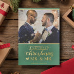 Carte De Vœux En Aluminium Notre premier Noël en tant que m & m mariage gay F<br><div class="desc">Célébrez votre premier Noël en tant que Mr et Mr avec cette carte de vacances mignonne avec un modèle photo personnalisable et une belle légende en feuille d'or réelle sur un arrière - plan vert festif.</div>