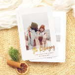 Carte De Vœux En Aluminium Notre première photo moderne de Noël Mariée<br><div class="desc">Donnez à vos cartes de Noël une étincelle d'or, d'argent ou d'or rose ! Célébrez votre premier Noël en tant que nouveau mariés avec cette carte photo amusante! Le design comporte "Joyeux Noël" et l'année qui descend sur le côté gauche, laissant la lumière sur votre photo préférée. Vous pouvez utiliser...</div>