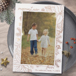 Carte De Vœux En Aluminium Or blanc et Rose | Élégante photo Noël 1<br><div class="desc">Cartes de Noël élégantes avec votre photo verticale dans un cadre botanique. Arrière - plan blanc aux accents or rose métallique. Le revers est un rouge foncé festif. Mes plus beaux voeux !</div>