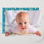 Carte De Vœux En Aluminium Photo de bébé 1ère Hanoukka Star of David Real Gol<br><div class="desc">"Mon premier Hanoukka." Un visuel ludique de vrais flocons de neige en feuille d'or, Stars of David et typographie manuscrite, superposant la photo de votre choix, vous aider à inaugurer en Hanoukka et le Nouvel An. Sur le dos, d'autres flocons de neige au champagne imitation or recouvrent un arrière -...</div>