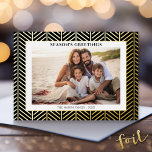 Carte De Vœux En Aluminium Photo de Noël avec Herringbone Gold Border dans<br><div class="desc">Un look moderne pour un carte photo de vacances. Une bordure en feuille d'or texturée entoure la photo et l'accueil des fêtes. Surligné de noir dans l'arrière - plan fait de cette carte de vacances non-traditionnelle.</div>