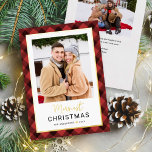 Carte De Vœux En Aluminium Photo de Noël de Buffalo Rouge moderne<br><div class="desc">La carte de vacances photo plaid moderne et festive comprend une photo verticale préférée encadrée par une bordure et des accents de feuille d'or réel et aquarelle peinte à la main rouge et noir buffle plaid chèque arrière - plan à motifs. Personnalisez le texte personnalisé "Joyeux Noël" avec votre libellé...</div>