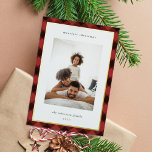 Carte De Vœux En Aluminium Photo de Noël de la frontière moderne<br><div class="desc">Partagez vos voeux de vacances avec ces cartes de Noël photo avec votre ensemble photo préféré sur un motif en plaid de buffle dessiné à la main en rouge et noir, recouvert de feuille d'or. Une zone de message modifiable vous permet de customiser votre accueil de vacances en lettres modernes....</div>