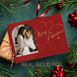 Carte De Vœux En Aluminium Photo personnalisées Joyeux Noël script or<br><div class="desc">Elégant style Joyeux Noël vrai or classique script de calligraphie de famille photo carte de vacances rouge avec votre texte personnalisé sur les deux côtés. VEUILLEZ NOTER que la couleur arrière - plan est modifiable. Vous pouvez le modifier après avoir sélectionné l'option PERSONNALISER sous le menu PERSONNALISER IT. Si vous...</div>