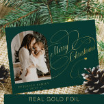 Carte De Vœux En Aluminium Photo personnalisées Joyeux Noël script or<br><div class="desc">Elégant style Joyeux Noël vrai or classique script de calligraphie de famille photo carte de vacances verte avec votre texte personnalisé sur les deux côtés. VEUILLEZ NOTER que la couleur arrière - plan est modifiable. Vous pouvez le modifier après avoir sélectionné l'option PERSONNALISER sous le menu PERSONNALISER IT. Si vous...</div>