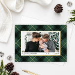 Carte De Vœux En Aluminium Photo Plaid Festive Green et Gold Tartan<br><div class="desc">Cette carte de vacances de Noël "Happiest Holidays", classique et élégante, présente une photo de paysage encadrée par un motif rustique chic écossais vert foncé et noir, aux véritables accents de feuille d'or. Personnalisez avec votre choix de salutation de vacances, la signature familiale moderne dans l'écriture de script, l'année, et...</div>