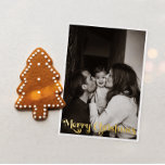 Carte De Vœux En Aluminium Photo verticale simple classique Joyeux or de Noël<br><div class="desc">Célébrez la saison avec cette photo verticale simple et unique Joyeuse carte de vacances en feuille d'or de Noël avec une touche de charme vintage. Le design minimaliste présente une élégante palette de couleurs dorées, évoquant l'esprit cosy de l'hiver. Son attrait moderne, associé à la formulation traditionnelle, crée un équilibre...</div>