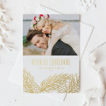 Carte De Vœux En Aluminium Pine Needles marié Noël Photo Mariage<br><div class="desc">Merrily mariée ! Envoyez vos souhaits de vacances à vos proches avec cette carte de vacances photo en feuille d'or. Il présente des aiguilles de pin doré et des cônes de pin avec typographie classique. Cette carte de vacances élégante est parfaite pour les cartes de Noël des jeunes mariés.</div>