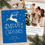 Carte De Vœux En Aluminium Reinder de Noël Photo personnalisée Bleu Or modifi<br><div class="desc">Cartes de Noël élégantes en feuille d'or avec style Art déco et votre propre photo personnalisée au dos. Ce modèle éditable présente un renne bondissant avec des feuilles festifs, des baies et des étoiles. Une palette de couleurs chic, bleu, blanc et de véritables éléments en or, argent ou rose. Le...</div>