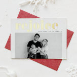 Carte De Vœux En Aluminium Rejoignez Typographie audacieuse Photo moderne Noë<br><div class="desc">Joyeux Noël | Invités Invitations à votre événement avec cette carte de Noël personnalisable en feuille d'or. Il présente REJOICE en caractères gras. Personnalisez cette carte de vacances moderne en ajoutant vos détails. Cette carte de Noël photo personnalisée est disponible en d'autres couleurs et en carton. Des éléments correspondants sont...</div>