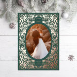 Carte De Vœux En Aluminium Rose photo Poinsettia vert ovale<br><div class="desc">Cadre original illustré fait de poinsettias et de feuilles saints. Également disponible dans une autre orientation; choisissez parmi l'or,  l'or rose ou le papier argenté; vous pouvez également changer la couleur sous l'option calques,  sélectionnez la couleur du fichier svg.</div>