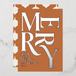 Carte De Vœux En Aluminium Rouille de Noël traditionnelle minimale moderne<br><div class="desc">Moderne minimaliste traditionnel rétro typographie graphique vintage rouille terre cuite joyeux Noël carte de vacances. Une partie d'une collection de vacances audacieuse et amusante. Un vrai papier d'aluminium ajoute une touche de design classe.</div>