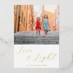 Carte De Vœux En Aluminium Script Love Light Hanoukka simple Deux Photo Gold<br><div class="desc">Envoyez des souhaits chaleureux à Hanoukka avec cette carte élégante "Amour et Lumière", avec votre photo encadrée par de belles calligraphies de script en feuille d'or. L'esthétique minimaliste moderne ajoute une touche de sophistication, tandis que le texte personnalisable vous permet d'adapter le salut de vacances à votre goût. Parfait pour...</div>