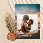 Carte De Vœux En Aluminium Seas et salutations Beach Sunset Painting Photo<br><div class="desc">Ces beaux cartes photos de vacances disposent d'un tableau de coucher de soleil sur la plage de l'arrière - plan et d'une modèle photo rectangulaire (presque carré). La typographie moderne et élégante dit, "Seas & Greming" en papier peint. Le dos est bleu turquoise foncé - Laisser tel quel ou customiser...</div>
