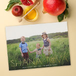 Carte De Vœux En Aluminium Shana Tova - Fête juive - photo<br><div class="desc">Ce carte photo de vacances moderne de Rosh Hashanah dispose d'une photo à fond de sang avec le salut "Shana Tova" et l'étoile de David en feuille d'or. Sur le dos se trouve un arrière - plan bleu marine. Customisez davantage ce design en ajoutant une autre photo et/ou du texte...</div>