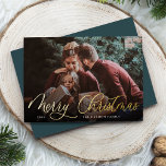 Carte De Vœux En Aluminium Simple Gold Script superposition Joyeux Noël photo<br><div class="desc">Elégante carte photo de Noël dispose d'une seule photo horizontale ou paysagère avec "Joyeux Noël" superposé dans le script de calligraphie en feuille d'or. Personnalisez avec votre nom de famille ou votre nom individuel et l'année en dessous en lettres blanches modernes. Un choix simple et chic pour vos salutations de...</div>