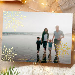 Carte De Vœux En Aluminium Snowflakes dorés minimalistes Joyeux Noël Photo<br><div class="desc">Une belle photo design complète avec une fonction de design de flocons de neige GOLD FOIL dans GOLD pour un carte photo de vacances élégant. Un motif festif à l'arrière.</div>