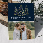 Carte De Vœux En Aluminium Sparkling Winter Pine Navy et Gold<br><div class="desc">Carte de vacances moderne et élégante avec votre photo complétée par trois pins à feuille d'or enneigé avec un arrière - plan de marine (ou couleur de votre choix). "Joyeux Noël" est affiché dans une police serif blanche et moderne avec votre nom ou texte personnalisé ci-dessous. La carte de vacances...</div>