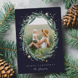 Carte De Vœux En Aluminium Starry Winter Laurel | Photo<br><div class="desc">Envoyez des salutations de vacances à vos amis et votre famille dans le style chic avec nos élégants cartes photos. votre image préférée verticale ou portrait orientée est encadrée par une couronne de laurier ovale d'eucalyptus vert aquarelle feuilles et étoiles de feuille d'or sur un arrière - plan sombre. Customisez...</div>