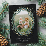 Carte De Vœux En Aluminium Starry Winter Laurel | Photo<br><div class="desc">Envoyez des salutations de vacances à vos amis et votre famille dans le style chic avec nos élégants cartes photos. votre image préférée verticale ou portrait orientée est encadrée par une couronne de laurier ovale d'eucalyptus vert aquarelle feuilles et étoiles de feuille d'or sur un arrière - plan sombre. Customisez...</div>